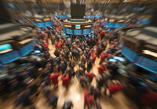 Trader auf dem Börsenparkett der NYSE (Wallstreet) von oben mit Bewegungseffekt