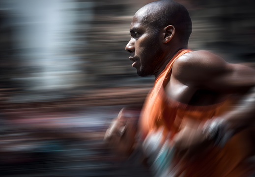 Marathonläufer in Nahaufnahme während Stadtlauf mit Startnummer