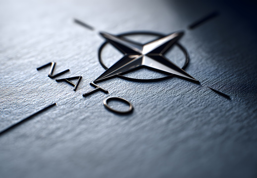 NATO Logo auf weißem Hintergrund isoliert