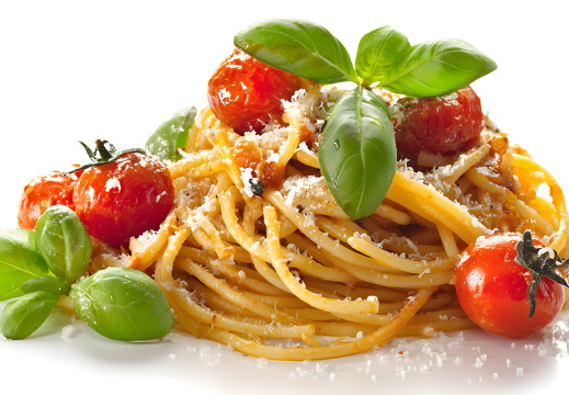 Spaghetti mit Tomaten Basilikum und Parmesan auf weißem Teller