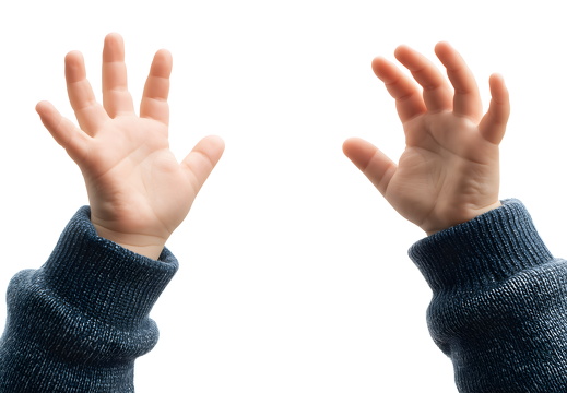 Kinderhände mit blauen Ärmeln vor weißem Hintergrund