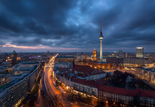 Berlin Skyline mit Fernsehturm in der blauen Stunde