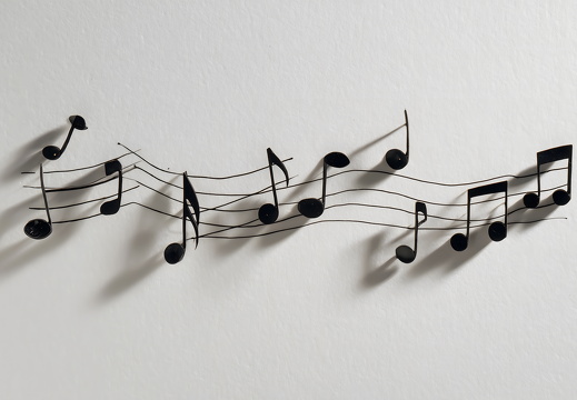 Musiknoten auf weißem Papier mit Schattenwurf