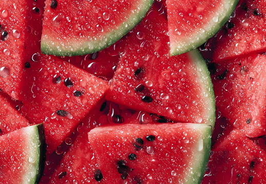 Frische Wassermelonenstücke mit Wassertropfen als Sommerfrucht