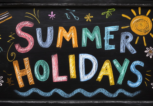 Kreidetafel Summer Holidays mit Sonnenzeichnung und Deko