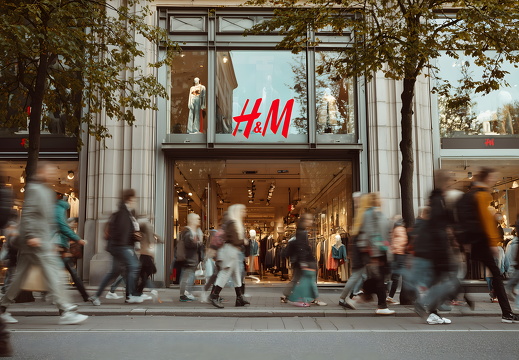 H&M Laden mit Menschenmenge und herbstlichen Bäumen