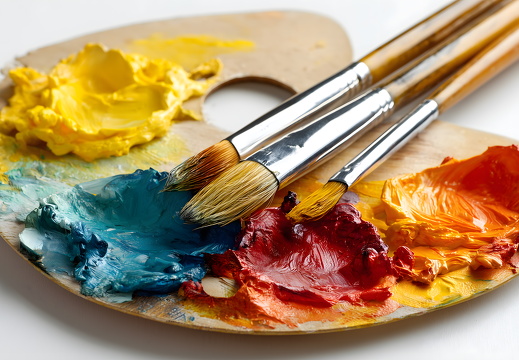 Farbpalette mit bunten Ölfarben und Künstlerpinseln