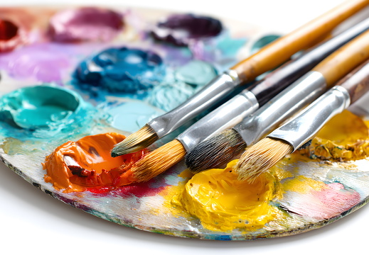 Künstlerpalette mit Ölfarben und Pinseln auf weißem Hintergrund