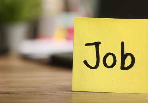 Jobanzeige auf gelbem Notizzettel im Büro
