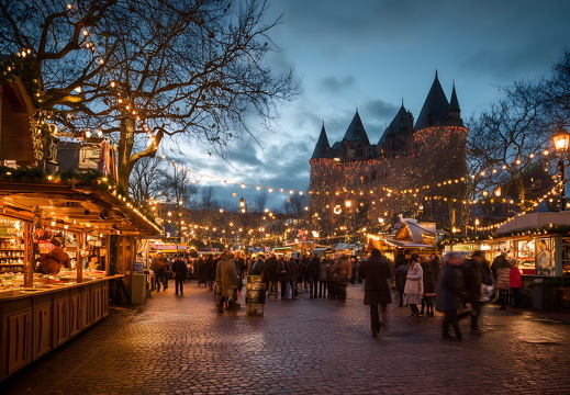 Gebrannte Mandeln auf dem Weihnachtsmarkt bei Abendlicht