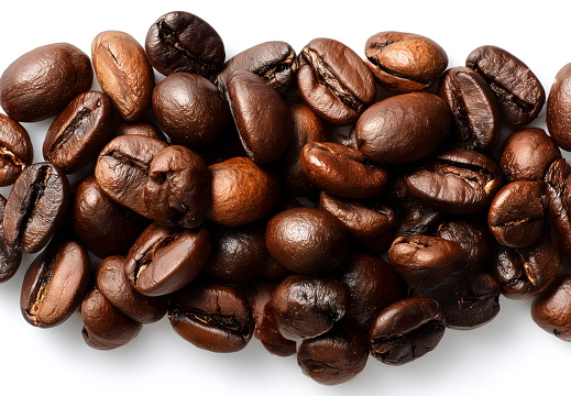 Geröstete Kaffeebohnen auf weißem Hintergrund isoliert