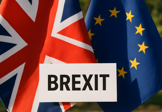 Brexit Schild vor wehender EU und UK Flagge im Freien