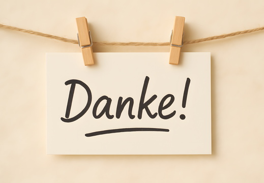Dankeskarte mit zwei Holzklammern an Kordel aufgehängt