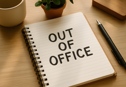 Out of Office Notiz auf Schreibtisch mit Stift